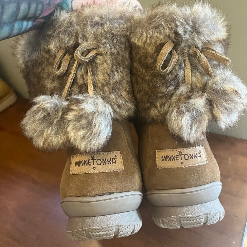 Minnetonka boots size 10